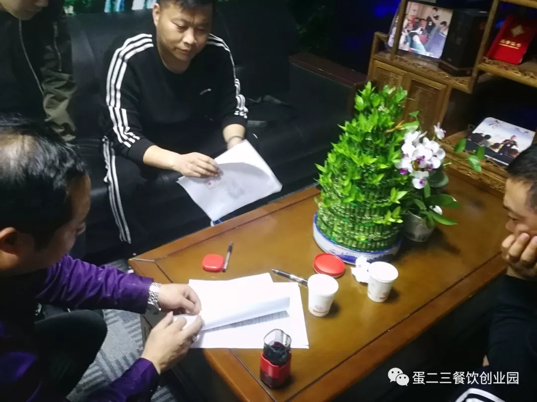 这才是小郡肝真正的姿势，维权不停，签约不断！
