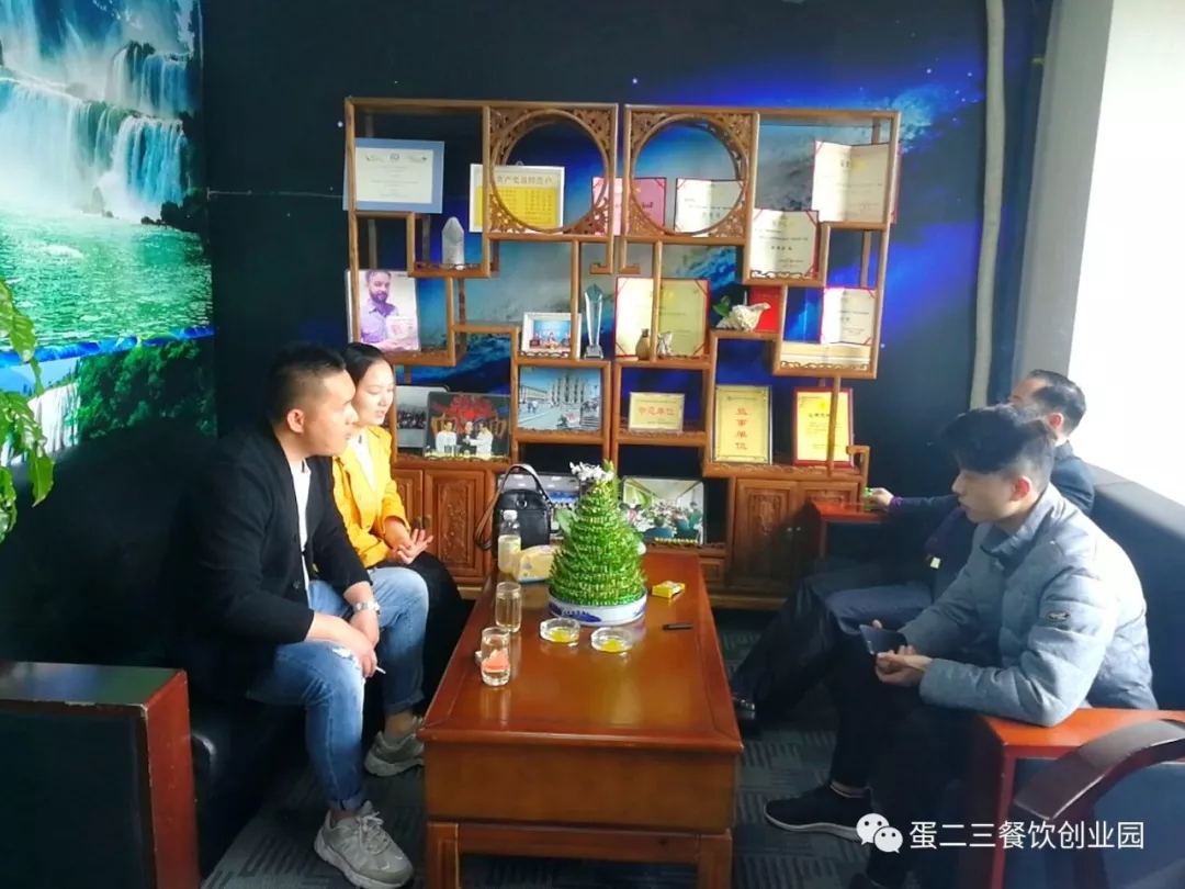 热烈欢迎郑州朱总到公司考察。