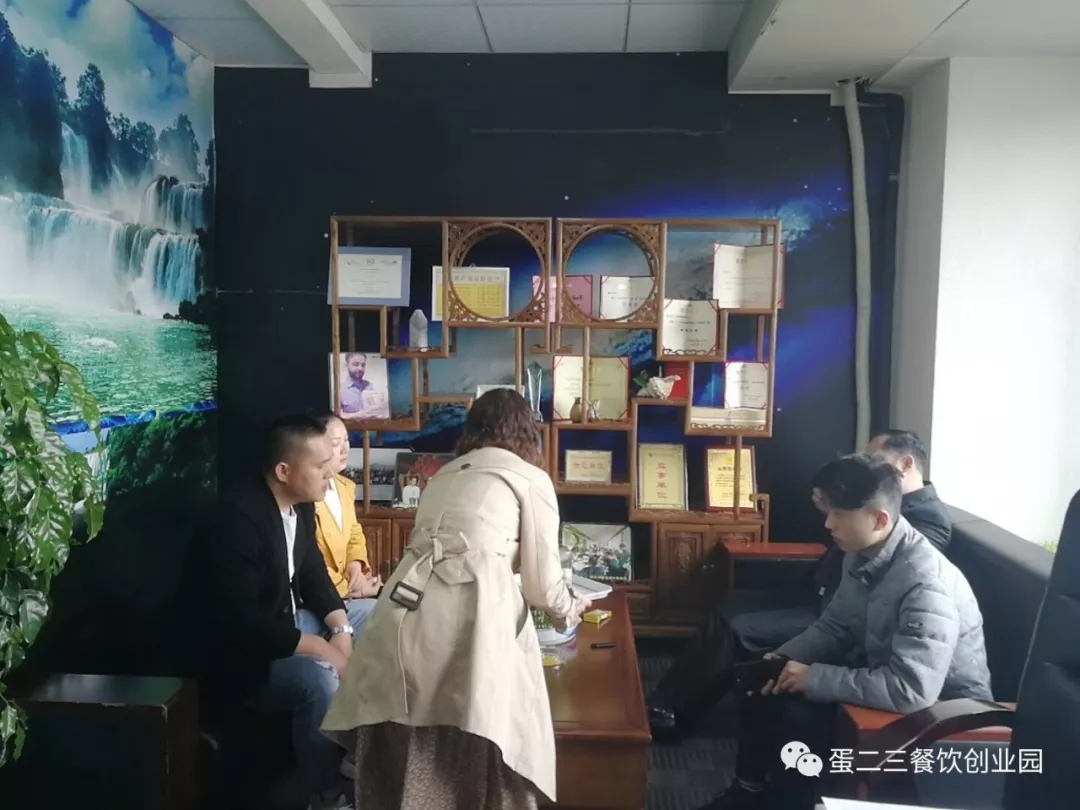 热烈欢迎郑州朱总到公司考察。